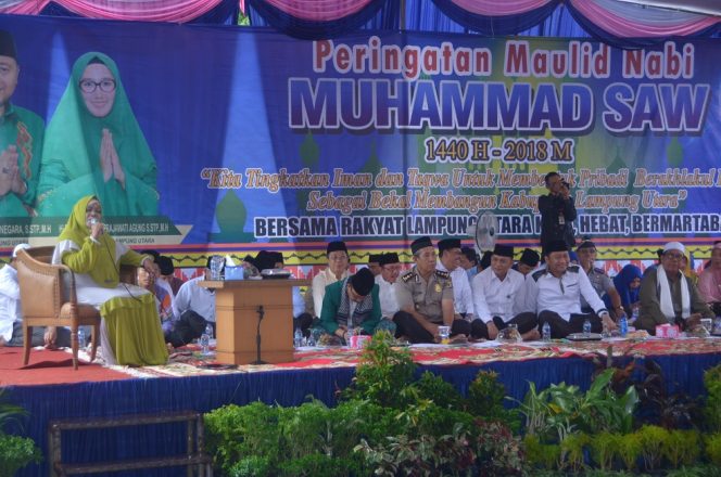 
 Foto Diskominfo Lampung Utara
Caption : Bupati Lampura Hi. Agung Ilmu Mangkunegara bersama Forkopimda tampak khusuk mendengarkan tausiah dalam peringatan Maulid Nabi, di Halaman Pemkab Lampura, Rabu (21/11).

