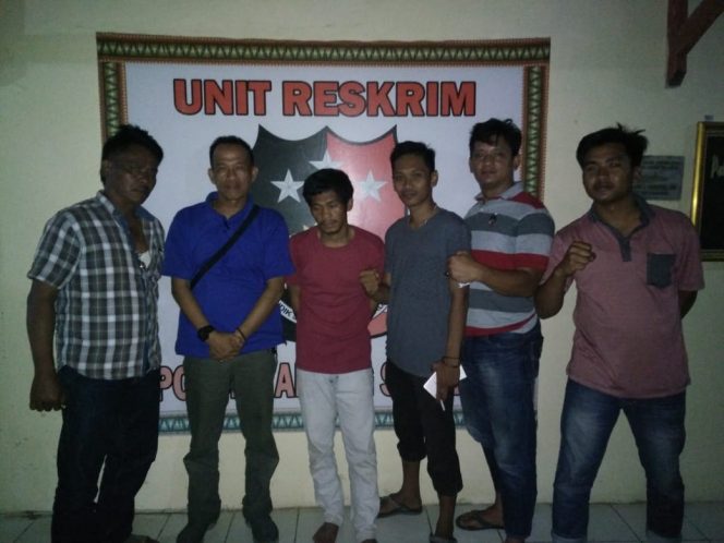 
 Foto : Humas Polres Lampura  Caption Foto : Abdul Rozak, pelaku pencabulan terhadap keponakannya yang masih dibawah umur, saat diamankan di Mapolsek Abung Selatan, Rabu(28/11) malam.