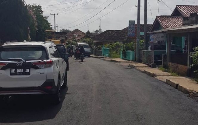 
 Foto Riduan 
Caption : Jalan Penitis yang melintasi Kelurahan Tanjungaman, Kecamatan Kotabumi Selatan diperbaiki. Foto dibidik Senin (12/11).
