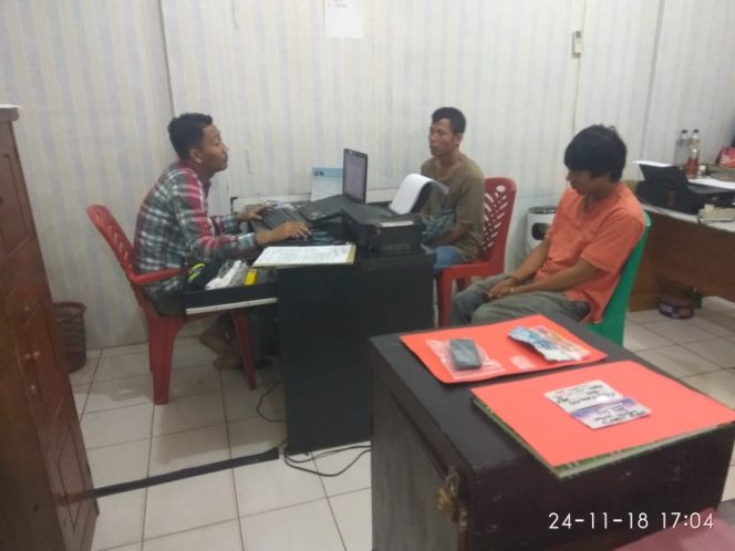 
 Foto Fahrozy Irsantony/ RNN
Caption : Tampak Oknum guru SD, saat menjalani pemeriksaan di Satres Narkoba Polres Lampura, Selasa (27/11).