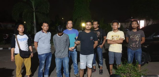
 Foto : Humas Polres Lampura
Caption : Tekab 308 Polres Lampura, saat meringkus tersangka curat yang nyambi sebagai sebagai juru parkir, Senin(19/11).