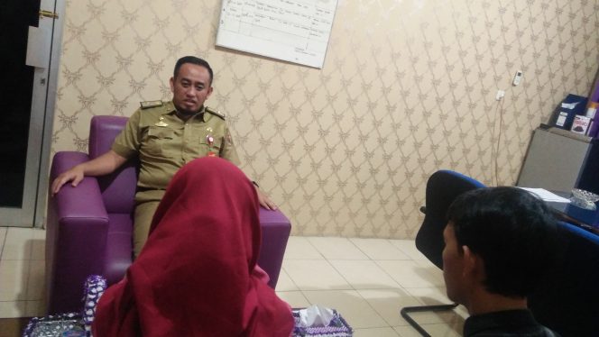 
 Foto RIA
Caption : Kabag Kesra Pemkab Lampura Bambang Hadiansyah saat diwawancarai Awak Media terkait Tabligh Akbar, Selasa (27/11).
