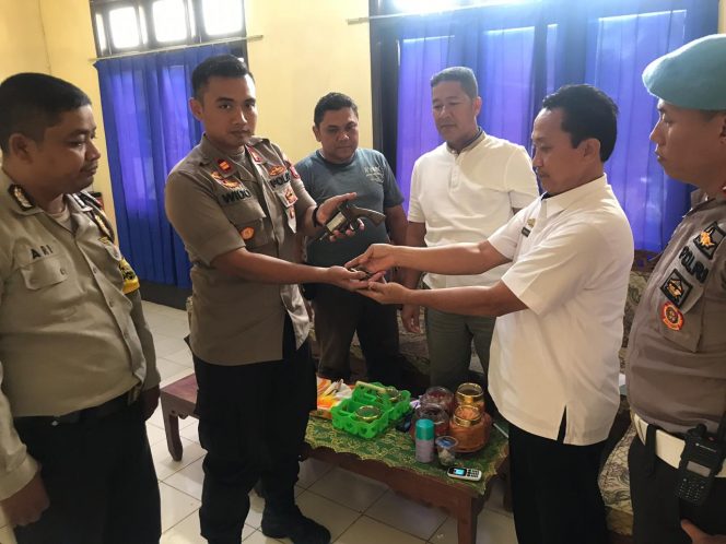 
 Foto : Humas Polres Lampura  Caption Foto 1 : Kades Banjaragung Markus Efendi (Kemeja Putih) saat menyerahkan Senpira milik warganya, kepada Kapolsek Abung Timur, IPTU Wido, Foto dibidik Kamis , (22/11).  Caption Foto 2 : Kapolsek Sungkai Utara AKP Muslikh saat menyaksikan penyerahan Senpira oleh Idman, selaku Kades Ibul Jaya kepada anggotanya, foto dibidik Kamis , (22/11).
