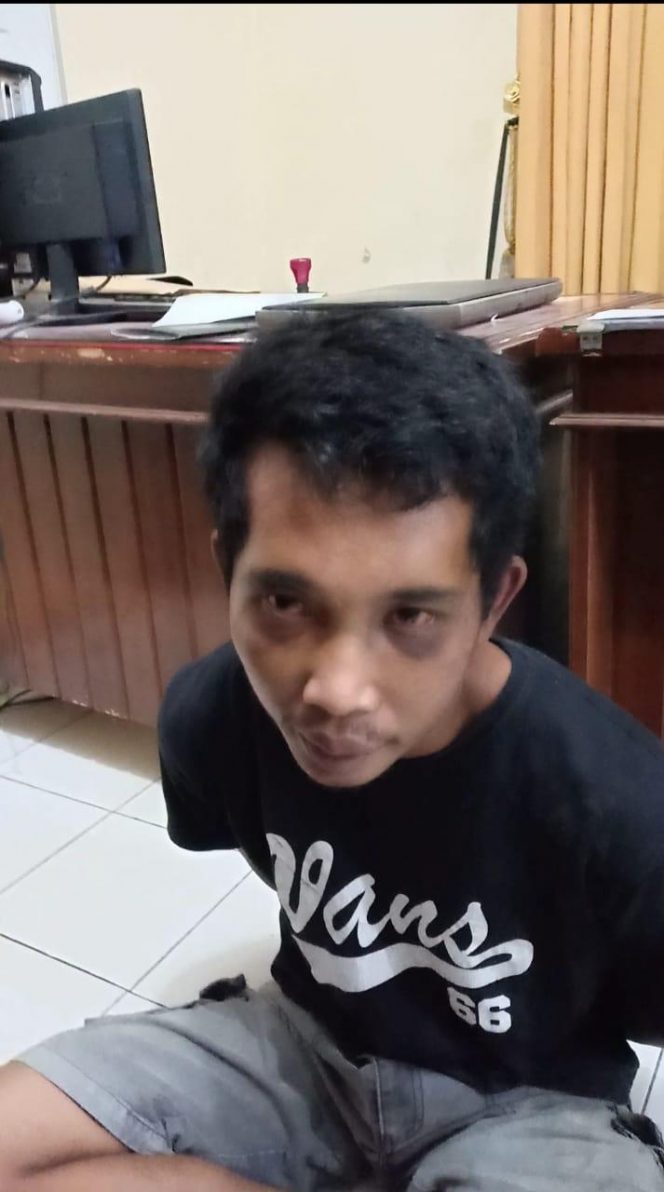 
 Foto : Humas Polres Lampura
Caption Foto : Hadi Kuswanto Pelaku Spesialis Curanmor saat diamankan di Mapolres Lampura, foto dibidik Kamis (15/11).
