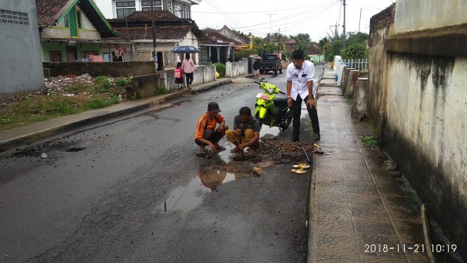 
 Foto : Ferdani
Caption : Lurah Kotabumi Tengah, M. Thoha, saat meninjau lokasi jalan yang hendak dipasang portal. Foto dibidik di jalan M. Tohir, Rabu (21/11).
