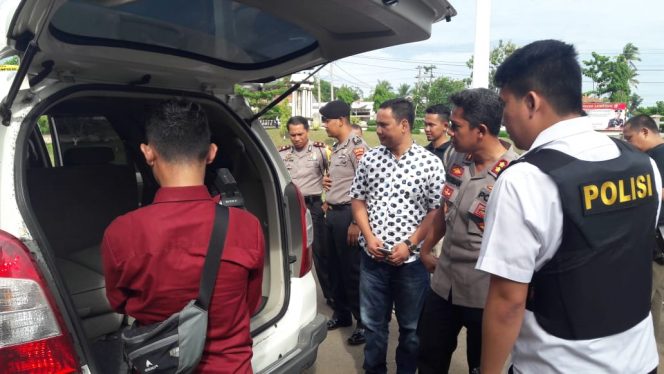 
 Foto Ferdani
Caption : Kapolres Lampura AKBP Budiman Sulaksono, memeriksa mobil milik korban Dufi(mayat dalam dalam drum), sebelum diserahkan ke jajaran Polsek Klapanunggal, Polres Bogor Polda jabar, Senin (26/11).
 