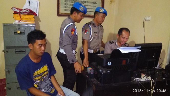
 Foto : Ferdani
Caption : Andika Saputra saat melapor di Ruang SPK Mapolres Lampura, terkait percobaan Curanmor yang dialaminya, Senin(26/11) malam.