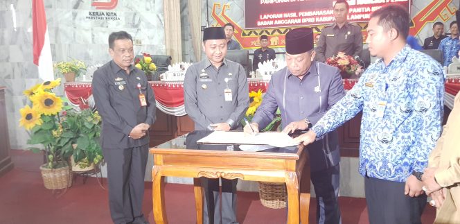 
 Foto Riduan 
Caption : Ketua DPRD Lampura Hi. Rachmat Hartono dan Bupati Hi. Agung Ilmu Mangkunegara, saat menandatangani persetujuan bersama nota kesepahaman RAPBD Tahun 2019 di Hadapan Sidang Paripurna, Kamis (29/11) petang.
 