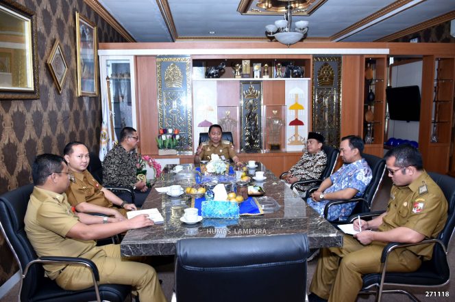 
 Foto Diskominfo Lampung Utara
Caption : Bupati Lampura Hi. Agung Ilmu Mangkunegara saat menerima Komisioner KPU Setempat, Selasa (27/11).
