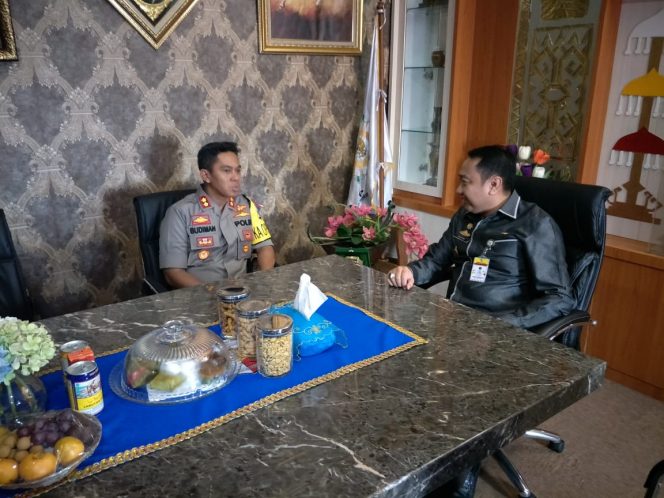 
 Foto : Humas Polres Lampura  Caption : Kapolres Lampura AKBP Budiman Sulaksono saat  berdiskusi dengan Bupati Lampura Hi Agung Ilmu Mangkunegara, foto dibidik diruang kerja Bupati, Selasa (13/11).