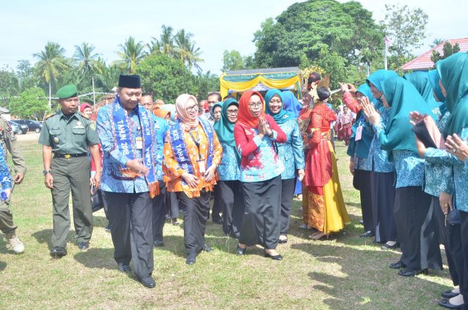 
 Foto Diskominfo Lampura
Caption : Bupati Lampura Hi. Agung Ilmu Mangkunegara saat menyambut Tim Penilai Lomba Kesrak PKK-KB-Kesehatan Tingkat Provinsi Lampung di Desa Buringkencana, Kecamatan Blambangan Pagar, Kamis (15/11).