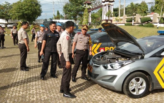 
 Caption : Ferdani
Caption : Wakapolres Lampura Yustam Dwi Heno, saat memeriksa kendaraan dinas milik Sat-Sabhara, Rabu (14/11).

