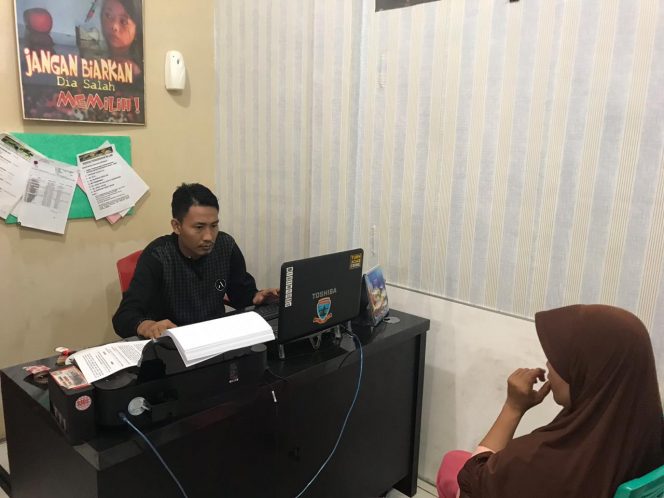 
 Foto : Satres Narkoba Polres Lampura  Caption : Aminah seorang IRT yang berprofesi sebagai kurir sabu-sabu, saat menjalani pemeriksaan di ruangan Sat-Res Narkoba.