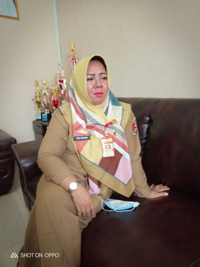 
 Foto Plt. Kadisdukcapil Lampura Tien Rostina.