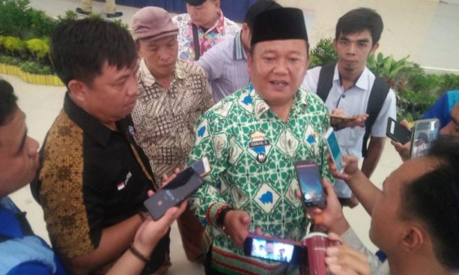 
 Foto IST 
Caption : Edwar Syahputra, Ketua Apdesi Lampura terpilih saat diwawancarai awak media usai pemilihan pada Muscab Apdesi Lampura ke III di GSG Islamic Center Kotabumi, Senin (26/11).
