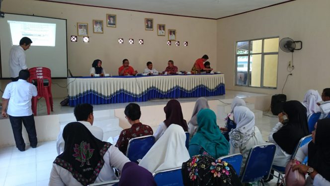 
 Foto : Ria
Kabid PAUD Dikmas bersama tim Surveior dari Balai Pengembangan PAUD dan Dikmas Lampung saat memberikan pengarahan kepada puluhan Guru PAUD Lampura, Rabu (28/11).