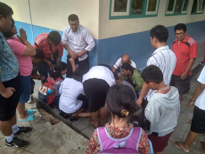 
 Caption Foto : Kepala Sekolah dan Dewan Guru dibantu oleh sejumlah murid tengah beruapaya menyadarkan puluhan siswa yang mengalami kesurupan di SMP Yayasan Xaverius, Rabu (14/11).  