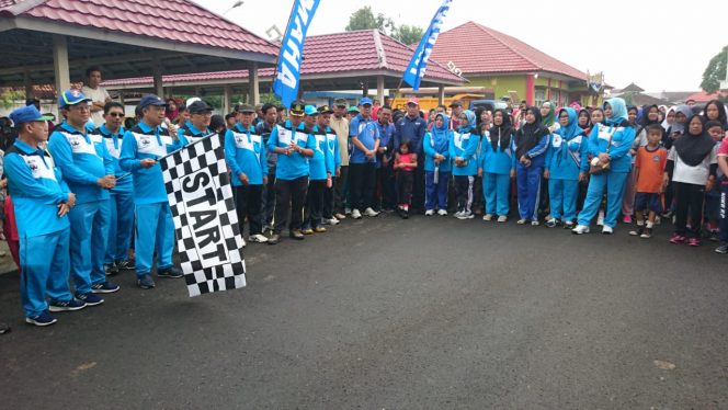 
 Foto RIA
Caption : Plh. Sekkab Lampura Sofyan saat membuka Jalan Sehat di Pintu Masuk Kantor Pemkab Lampura, Minggu (25/11).
