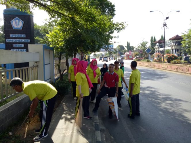 
 Foto IST
Caption : Tampak jajaran Kecamatan Kotabumi Selatan saat menggalakkan Jumat bersih dan membersihkan Jalan ARPN Kotabumi.