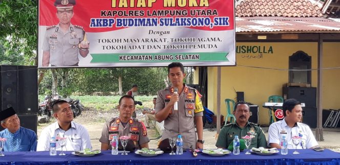 
 Foto : Humas Polres Lampura  Caption Foto : Kapolres Lampura AKBP Budiman Sulaksono, saat memberikan sambutan kepada sejumlah pejabat dan personil Polsek Abung Selatan, beserta para tamu Undangan, foto dibidik Rabu (21/11).