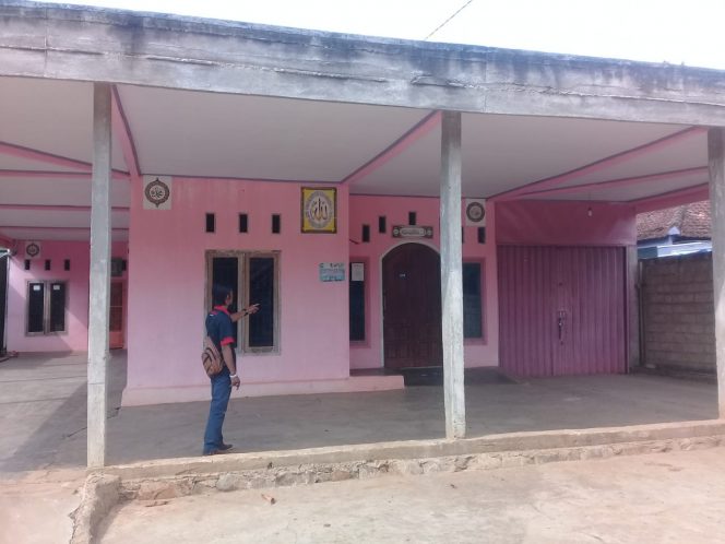 
 Foto IST
Caption Lengang : Kediaman Kades Sabukindah Kecamatan Abungkunang, Hi. Pinandar, tampak sepi dan lengang, saat didatangi wartawan, Kamis (29/11).
 