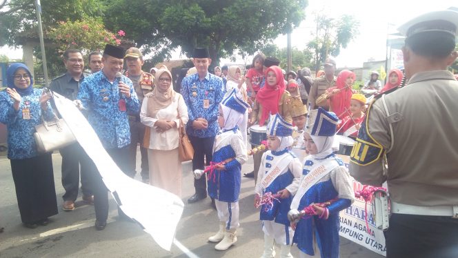 
 Foto RIA
Caption : Plh. Sekkab Lampura Sofyan saat melepas pawai Drumband, Senin(19/11).