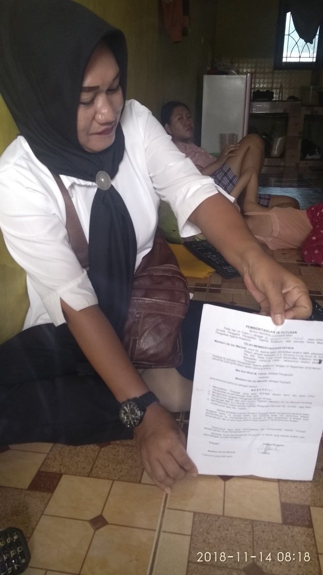 
 Caption Foto  : Mey Suri (Terduga Selingkuh,Red) saat menunjukkan secarik kertas yang berisikan hasil putusan Pengadilan Agama Kotabumi, foto dibidik di kediaman Mey Suri, Rabu (14/11).
