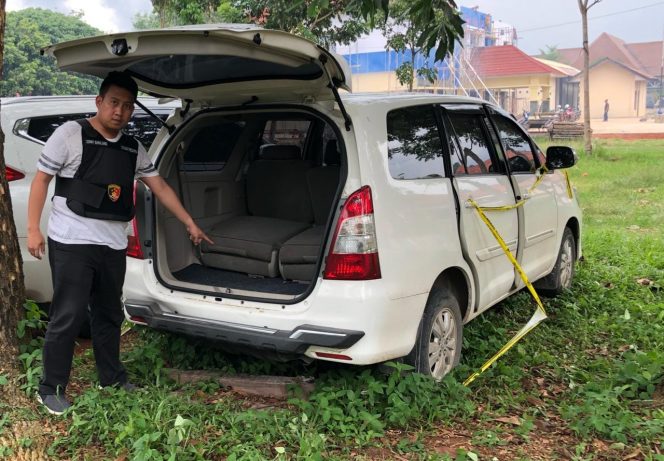 
 Foto Ferdani
Caption : Kasat Reskrim Polres Lampura AKP Donny Kristian Bara'langi, saat menunjukan bercak darah yang terdapat pada bagasi belakang mobil innova, yang ditemukan warga Desa Candimas, Kecamatan Abung Selatan. Foto dibidik Minggu (25/11).
 