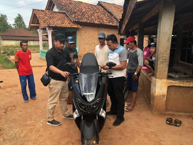 
 Foto : Humas Polres Lampura  Caption Foto : Kasat Reskrim Polres Lampura AKP Donny Kristian Bara'langi, saat menunjukkan BB Sepedamotor milik Febri Hartina (Korban Curas) yang ditemukan dikediaman Jumiyem.