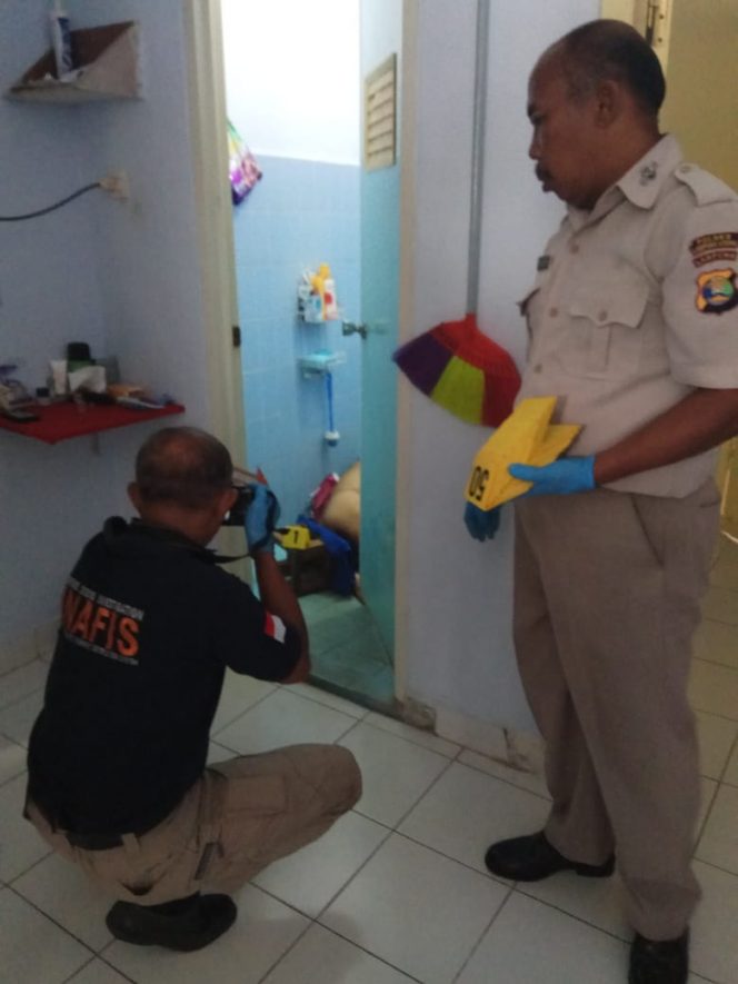 
 Foto Ferdani
Caption : Tim Inafis Polres Lampura, saat melakukan olah TKP di kamar mandi Mes Karyawan KPPN Kotabumi, Rabu (21/11).

