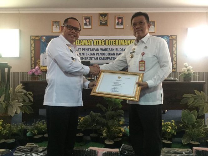 
 Foto RIA  Kadisdikbud Lampung Sulpakar saat meyerahkan tiga Sertifikat Warisan Budaya Tak Benda dari Kemendikbud kepada Plh. Sekkab Lampura Sofyan, Rabu (28/11).