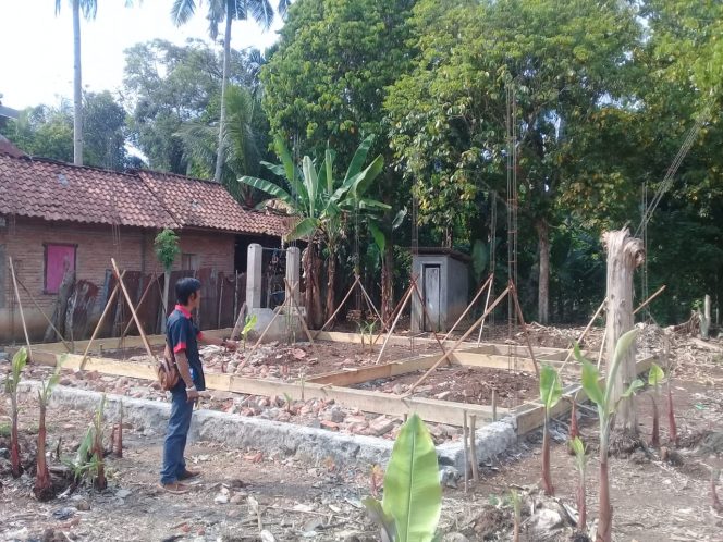 
 Foto : Bangunan PAUD di Desa  Sabuk Indah  yang mempergunakan anggaran DD baru sebatas pondasi. Begitupun sejumlah pekerjaan lain  yang disinyalir  tidak sesui dengan penyerapan anggaran DD yang telah dikucurkan. foto dibidik Rabu (28/11).