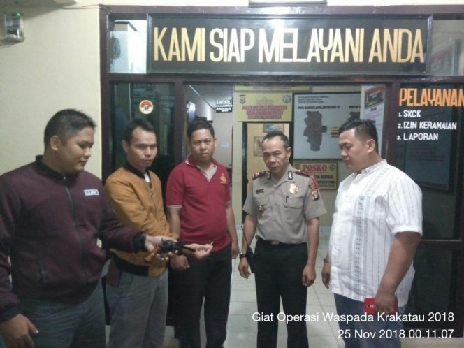 
 Foto : Polsek Kotabumi Utara
Caption : Kapolsek Kotabumi Utara IPTU Rukmanizar(berseragam) didampingi anggotanya saat menunjukkan Senpira hasil temuan di Mapolsek setempat, Minggu (25/11).
