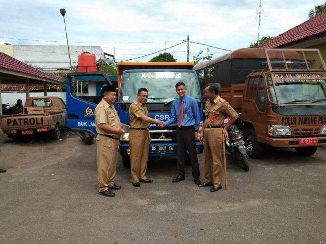 
 Foto Diskominfo Lampung Utara
Caption : Plh. Sekkab Lampura Sofyan saat menerima bantuan CSR dari Bank Lampung berupa Dum Truk di Kantor Pemkab Lampura, Senin (26/11).