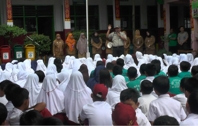 
 Foto IST
Caption : Puluhan Siswa SDN 4 Tanjung Aman saat mengikuti Simulasi Gempa, Senin (26/11).