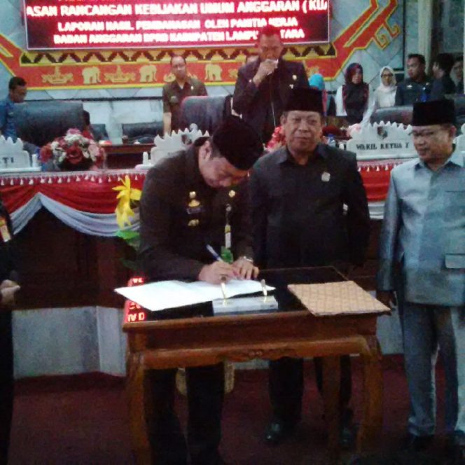 
 Foto Heri Maulana 
Caption : Penandatanganan nota kesepakatan KUA-PPAS tahun 2019, antara Bupati Agung Ilmu Mangkunegara dan Ketua DPRD, Rachmat Hartono dalam rapat paripurna DPRD Lampura, Rabu (21/11).