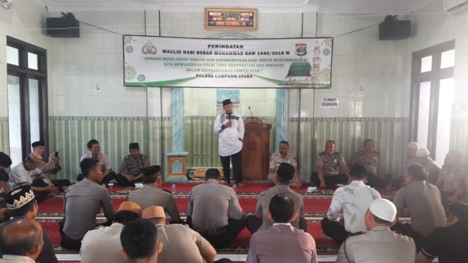 
 Foto : Humas Polres Lampura  Caption : Suasana pelaksanaan peringatan Maulid nabi Muhammad SAW di Masjid Al-Muttaqin Komplek Polres Lampura, Kamis (22/11).
