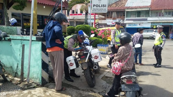 
 Foto : Ferdani
Caption : Anggota Sat-Lantas Polres Lampura saat memberikan sanksi tilang kepada pelanggar lalulintas saat Ops Zebra Krakatau 2018, Senin (12/11).
