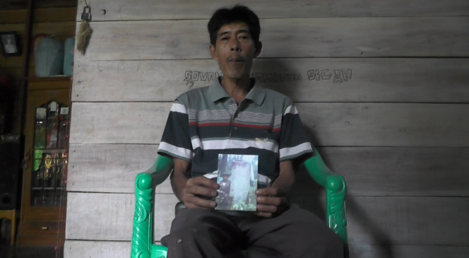 
 Foto RIA
Caption : Joyo warga Desa Dwikora Kecamatan Bukitkemuning saat menunjukkan foto Tugu Jepang yang ditemukannya, Selasa (13/11).