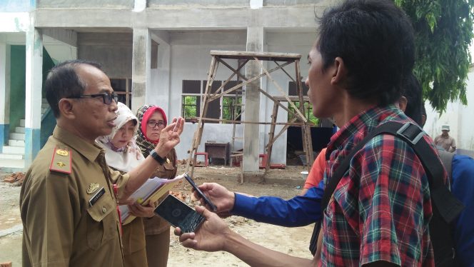 
 Foto RIA
Caption : Kadisdikbud Lampura Suwandi didampingi Kasi SMP Merlyn Sofia, dan Kepala SMPN 4 Kotabumi Sukma saat diwawancarai awak media terkait rencana pelaksanaan UNBK, Selasa (13/11).
