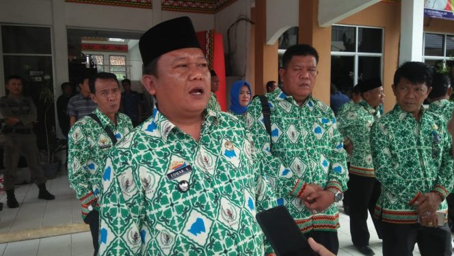 
 Foto RIDUAN
Caption : Ketua APDESI Lampura Edwar, saat diwawancarai awak media, terkait kedatangannya di Kantor DPKAD Setempat, Kamis (6/12).
 