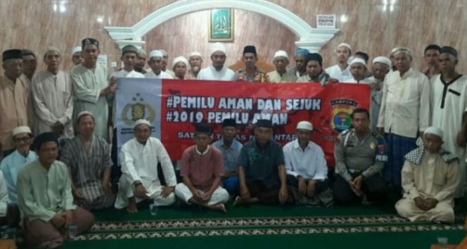 
 Foto IST
Caption : Kapolres Lampura AKBP Budiman Sulaksosno, saat memimpin deklarasi Pemilu 2019 Damai, Rabu (12/12).
 