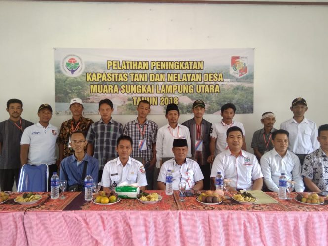 
 Foto Riduan 
Caption : Camat Muara Sungkai Maspardan bersama Kades Karang Sakti Amir Harmidhan dan kelompok tani perikanan, foto bersama seusai pelaksanaan Bimtek, Rabu (12/12).
 