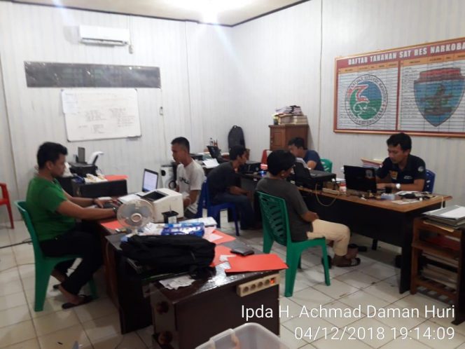 
 Foto : Satres Narkoba Polres Lampura  Caption : Para tersangka jaringan peredaran Narkoba dengan TKP Tanah Miring, saat menjalani pemeriksaan di Satres Narkoba Polres Lampura.
 