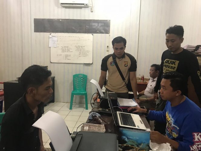 
 Foto : Sat-res Narkoba Polres Lampura
Caption : Ashari nampak tertunduk lesu, setelah beberapa saat diamankan team Opsnal Sat-res Narkoba, ke Mapolres Lampura, atas peredaran Narkoba yang dilakukannya. Foto dibidik Rabu (5/12).