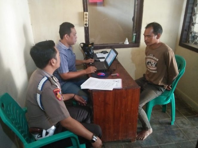 
 Foto : Humas Polres Lampura
Caption : Tabrani pelaku curas, saat menjalani pemeriksaan di Mapolsek Tanjungraja, Rabu (12/12).