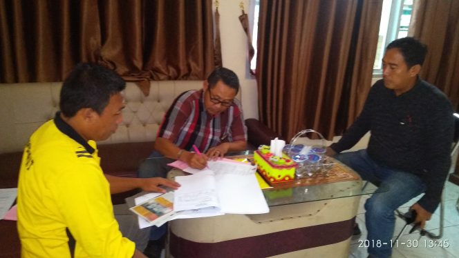 
 Foto : Ferdani
Caption : Kades Sabuk Indah, Hi. Pinandar, saat menandatangani hasil pemeriksaan di Kantor Inspektorat Lampura, Jumat(30/11) lalu.
 