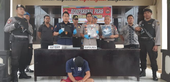 
 Foto : Ferdani 
Caption : Kapolres Lampura AKBP Budiman Sulaksono didampingi Kasat Reskrim AKP Donny Kristian Bara'langi, saat ungkap kasus terkait penangkapan satu dari dua pelaku curas di Mapolres setempat, Jumat(30/11).
