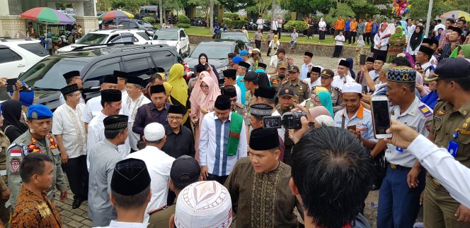
 Foto Riduan 
Caption : Ustadz Yusuf Mansyur bersama Bupati Lampura Hi. Agung Ilmu Mangkunegara, dan Ketua TP PKK Hj. Endah Kartika Prajawati, disambut masyarakat, saat hadir di Islamic Center Kotabumi, Rabu (5/12).
 
