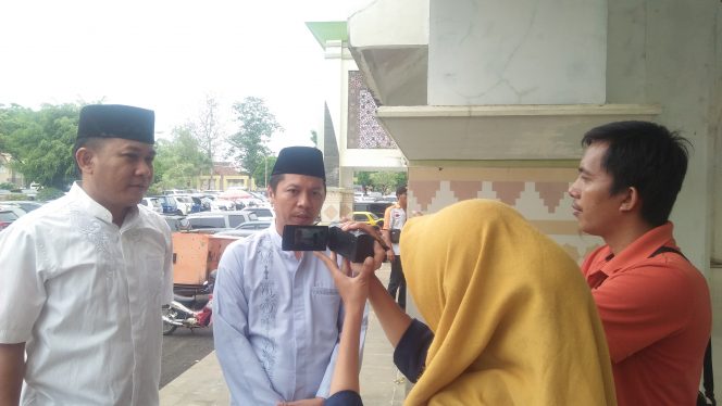 
 Foto RIA
Caption : Sekretaris BKPSDM Lampura Hamdani didampingi Kadiskominfo Sanny Lumi saat diwawancarai Awak Media terkait SKB CPNS, Rabu (5/12).
